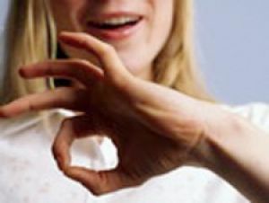 Кабмін хоче зобов’язати мовників давати субтитри і сурдопереклад программ