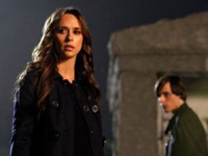 CBS закрыл сериалы "Говорящая с призраками" и "Детектив Раш"