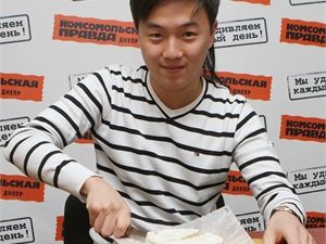 Участницы "Адской кухни 2" строят глазки ведущему Араму Мнацаканову, чтобы задержаться на проекте