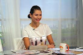 Известную телеведущую травмировал коллега в прямом эфире	