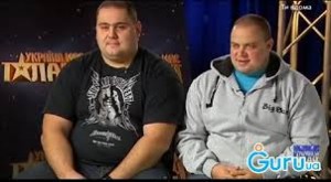 Україна має талант: Богатыри состязались за поцелуй Оксаны Марченко