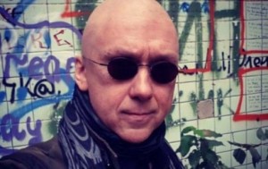 Звезда сериала «Интерны» побрился налысо 