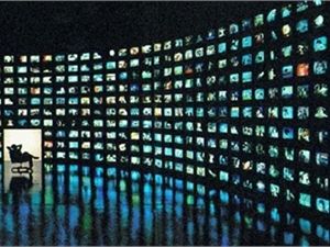 Янукович предложил вернуть на все телеканалы субтитры