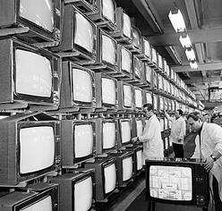 Выставкой из 1001 телевизора отмечают в Великобритании завершение эры аналогового вещания