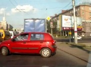 Неопытная женщина за рулем Hyundai Getz стала "звездой" на YouTube