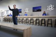 Создатель Apple Store покинул Apple