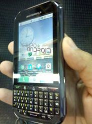 Motorola i1Q — тачфон с QWERTY-клавиатурой