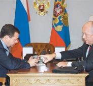 Дмитрию Медведеву показали отечественный мобильный телефон