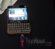 Квадратный Android смартфон Motorola Charm впервые вживую