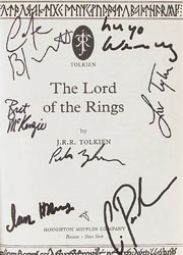 "Властелин колец" с автографами создателей фильма уйдет с молотка