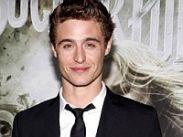 Сын Джереми Айронса оказался в «Гостье»