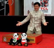 Джеки Чан стал первым китайцем, который оставил отпечатки рук в Голливуде