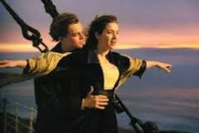 Леонардо ДиКаприо и Кейт Уинслет помогают последней выжившей с "Титаника"