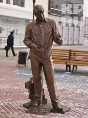 В Екатеринбурге открыли скульптуру Гены Букина