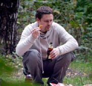 Звезда сериала "Глухарь" Денис Рожков заплатит штраф за прогул на съемках - актер предпочел пикник с пивом