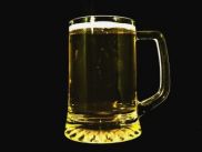 Финского телеведущего уволили за глоток пива в прямом эфире