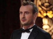 Холостяк Френсис Метью начал злить девушек тем, что целуется с каждой