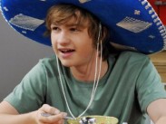 Актер из "Двух с половиной человек" назвал сериал "грязью"