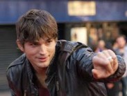 Эштон Катчер влюбится в старушку в «2,5 человека»