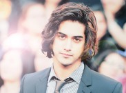 Звезда сериала "Социопат" получил роль в мини-сериале "Тут"